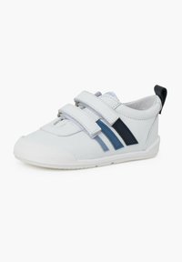 Sneaker bianco con due strisce blu e navy, cinturini in velcro, punta testurizzata e una piccola linguetta nera sul tallone. Materiale liscio con una finitura morbida.