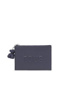Portefeuille en cuir bleu marine texturé avec logo "TOUS" embossé, fermeture éclair et charm en forme d'ours attaché pour la décoration.
