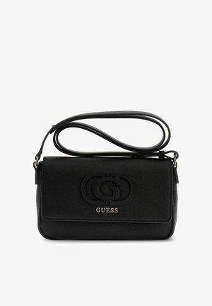 Borsa a tracolla in pelle nera con texture, dotata di tracolla regolabile, patta frontale e logo "GG" impresso sopra la scritta metallica "GUESS".