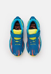 Scarpe da ginnastica blu con un motivo astratto colorato, tomaia in rete, accenti gialli e una cinghia con chiusura a velcro per una vestibilità sicura.