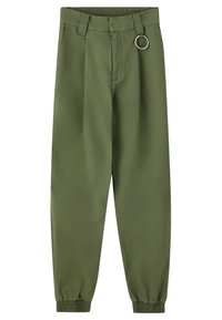 Pantalon vert léger avec une taille élastique, des poignets resserrés et un détail en anneau argenté à l'avant. Texture lisse et mate.