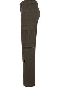Pantalon cargo vert olive, en coton, doté de multiples poches, d'une poche latérale zippée et d'une coupe droite avec une texture lisse.