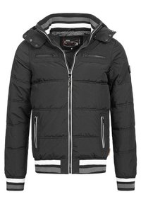 Musta toppatakki, jossa vetoketjullinen etuosa, kaksi rintataskua ja kaksi sivutaskua. Takissa on raidallinen resorinen kaulus ja hihansuut.