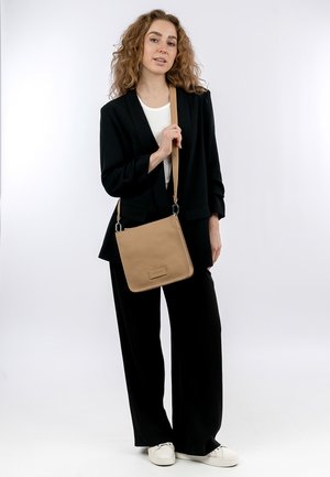 Torebka crossbody w kolorze brązowym, skórzana, o fakturowanej powierzchni, z górnym zamkiem błyskawicznym, regulowanym paskiem oraz tłoczonym logo z przodu.
