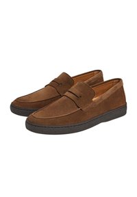 Braune Wildleder-Loafer mit einem schlupffreien Design, ausgestattet mit Ziernähte und einer strukturierten schwarzen Sohle. Glatte Innenauskleidung für Komfort.