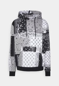 Mikina s kapucí se sametovým designem v černé, šedé a bílé barvě s bandana vzory, přední kapsou a černými manžetami.