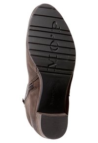 Bottine en daim marron avec une fermeture éclair sur le côté, semelle en caoutchouc avec des rainures horizontales et logo embossé sur la semelle extérieure. Taille 37.