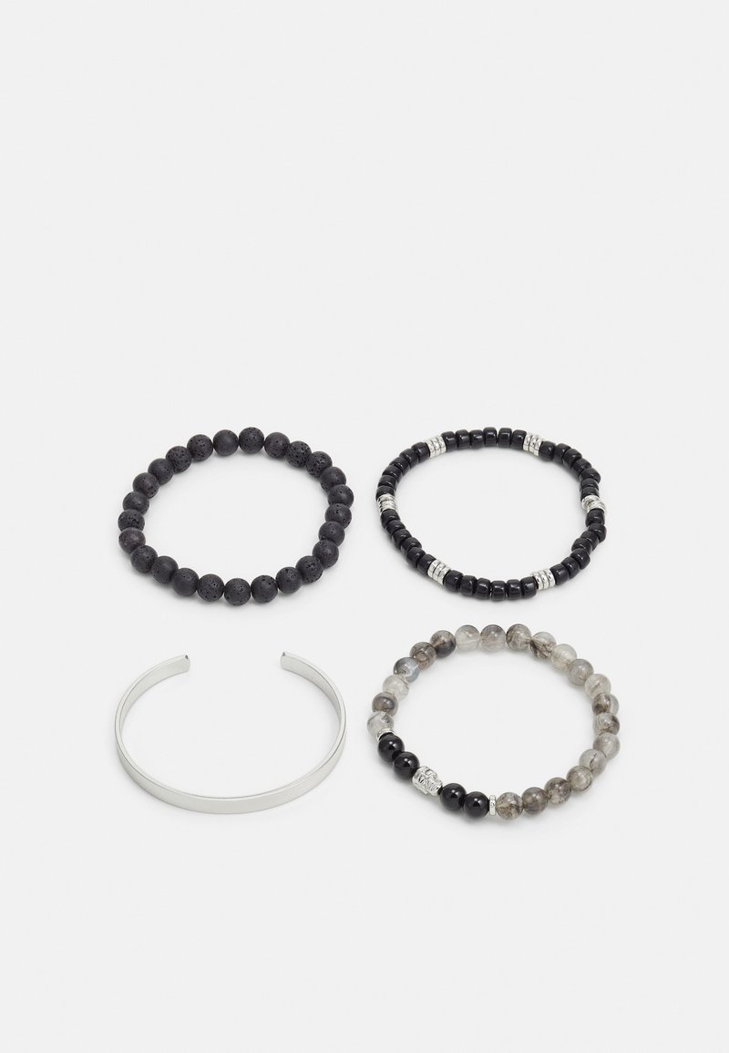 Fire armbånd: to perlearmbånd i sort lava og sorte sten, et metallic cuff og et grå og sort perlearmbånd med sølv accenter.