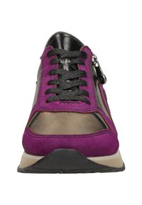 Baskets en suède violet avec des accents texturés noirs, des panneaux métalliques argentés, des lacets noirs et une fermeture éclair sur le côté. Semelle en caoutchouc, design athlétique.