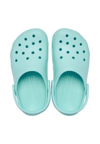 Para jasnoniebieskich plastikowych klapków, z otworami wentylacyjnymi, teksturowaną podeszwą i tylnymi paskami dla pewnego dopasowania.