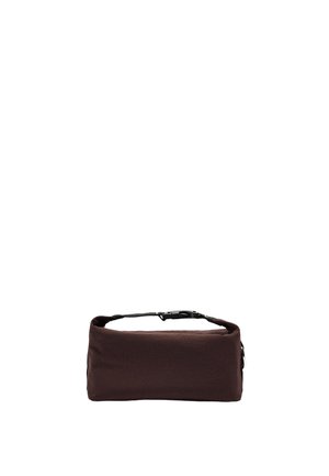 Mała prostokątna ciemnobrązowa torba materiałowa z czarnym regulowanym paskiem i plastikową klamrą na górze, na białym tle.