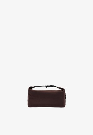 Mała prostokątna ciemnobrązowa torba materiałowa z czarnym regulowanym paskiem i plastikową klamrą na górze, na białym tle.