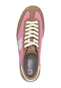 Baskets en daim rose et marron avec des lacets blancs. Dotées d'une semelle intérieure texturée, d'un logo sur le côté et d'un bout arrondi.