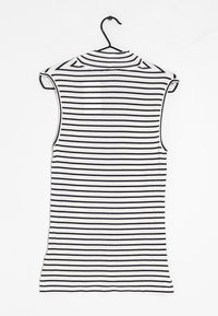 Hihnapaita ilman hihoja, jossa on korkea kaula-aukko, valmistettu kevyestä kankaasta. Paidassa on vaakasuuntaiset laivastonsiniset ja valkoiset raidat, ja se roikkuu mustasta koukusta.