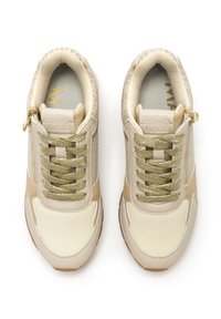 Beige Sneakers mit goldenen Akzenten. Sie verfügen über eine Kombination aus strukturierten Materialien, einer schnürbaren Vorderseite mit glänzenden Schnürsenkeln und einem Reißverschlussdetail an der Seite.