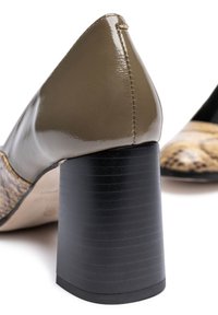 Chaussure pour femme à talon haut avec une tige brillante vert olive, un bout pointu et un talon bloc noir texturé, ornée d'un motif animal discret.