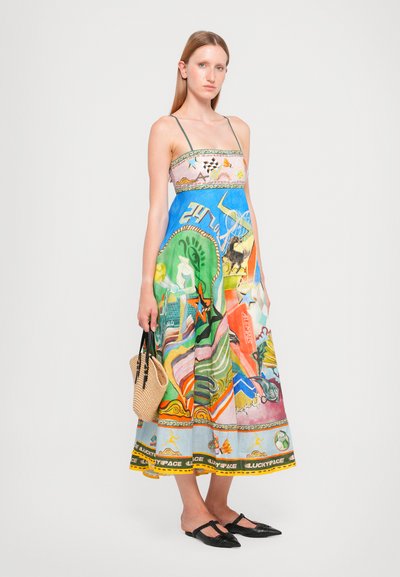 Rochie maxi cu imprimeu colorat ce prezintă forme abstracte, curele ajustabile și o siluetă fluidă. Țesătură texturată și tiv contrastant.