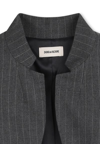 Grijze stof blazer met verticale witte streepjes, met notch-kraag en open voorkant. Voering zichtbaar, met een merketiket binnenin.