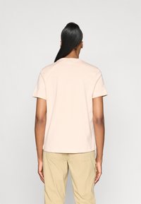 Lyserød bomulds T-shirt med korte ærmer og rund halsudskæring, med en lige pasform og en blød, glat tekstur.