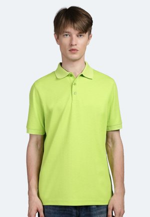 Limegrünes Polohemd mit Kragen, drei Knöpfen, kurzen Ärmeln und strukturierter Oberfläche, kombiniert mit blauen Jeans.
