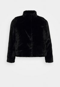 Sort faux fur jakke med høj krave, lange ærmer og en blød tekstur. Har en lige pasform uden synlige lukninger eller mønstre.