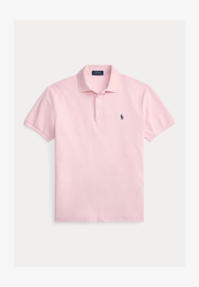 Jasnoróżowa koszulka polo z krótkim rękawem, dwoma guzikami i małym granatowym haftowanym logo konia na lewej piersi.