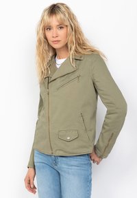 Giacca verde oliva con epaulettes, tasca sul petto con zip, tasche laterali e colletto a notched; realizzata in un materiale resistente.