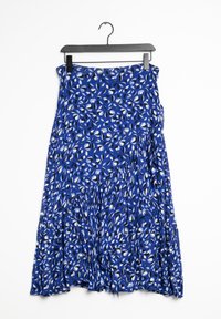 Jupe à imprimé floral bleu présentant un design à volants, avec une taille froncée et un tissu léger et texturé. Suspendue à un cintre noir.