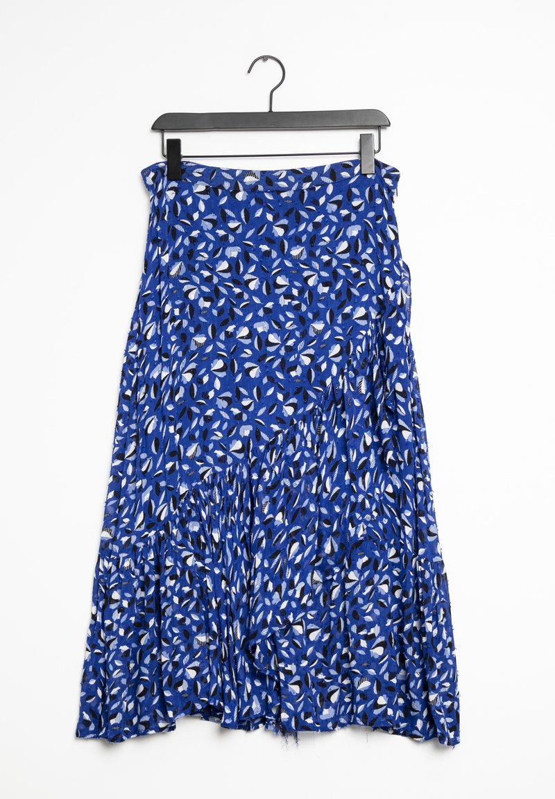 Jupe à imprimé floral bleu présentant un design à volants, avec une taille froncée et un tissu léger et texturé. Suspendue à un cintre noir.