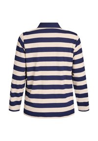 Polo majica z dolgimi rokavi, ki ima horizontalne mornarsko modre in kremaste proge, s ovratnikom in mehkim občutkom.