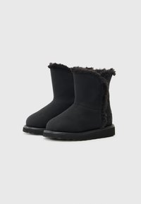 Fekete bokacsizmák puha, bolyhos béléssel és sima külsejével. Gumitalp enyhe tapadással, látható fémalkatrészek vagy minták nélkül.