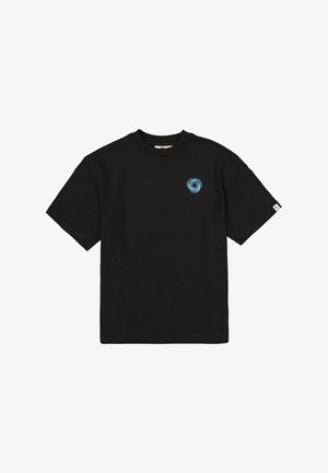 Camiseta negra de manga corta hecha de algodón, con un gráfico espiral azul en el pecho izquierdo y una pequeña etiqueta con el logo en el dobladillo.
