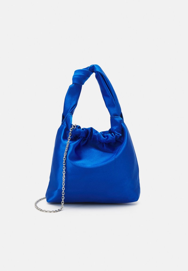 Sac à main en satin bleu vif avec poignée nouée et bandoulière chaîne argentée sur fond blanc uni.