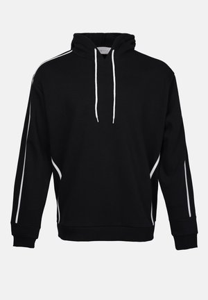 Svart hettegenser laget av bomull med en frontlomme, hvite snorer og hvite sidestiper. Har en avslappet passform og ribbestrikkede mansjetter.