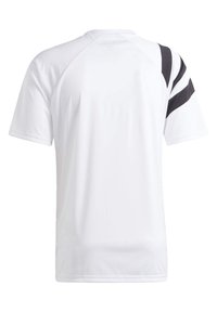 Hvid atletisk t-shirt med sorte diagonale striber på venstre skulder. Fremstillet af glat, letvægtsstof med rund hals-design.