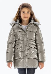 Veste matelassée argentée métallisée avec une capuche doublée en fausse fourrure, fermeture éclair, boutons-pression et deux poches avant. Texture douce et design isolé.