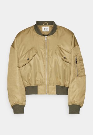 Jachetă bomber scurtă, realizată dintr-un material khaki neted. Întrebuințează două buzunare pe piept, o închidere cu fermoar, manșete ribbed verzi și o etichetă.