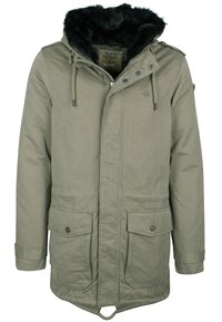 Parka vert olive avec une capuche doublée de fausse fourrure, fermeture éclair et boutons, deux poches avant et cordon de serrage ajustable à l'ourlet.