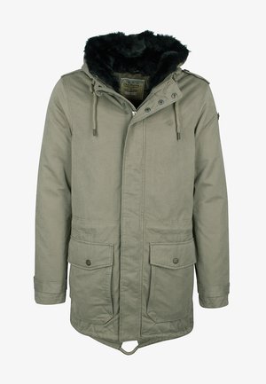 Olivově zelená parka s kapucí lemovanou umělou kožešinou, zapínáním na zip a knoflíky, dvěma předními kapsami a nastavitelným stahovacím šňůrkou na spodním lemu.