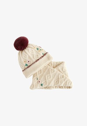 Cappello lavorato a maglia color crema e sciarpa abbinata, con un motivo a diamante testurizzato, ricami floreali e un pompon bordeaux sul cappello.