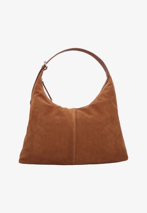 Brun ruskind skuldertaske med en enkelt læderrem og top lynlås lukning, der viser et simpelt, blødt og let slap design.
