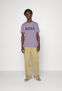 BOSS THINKING - Potiskana majica - medium purple