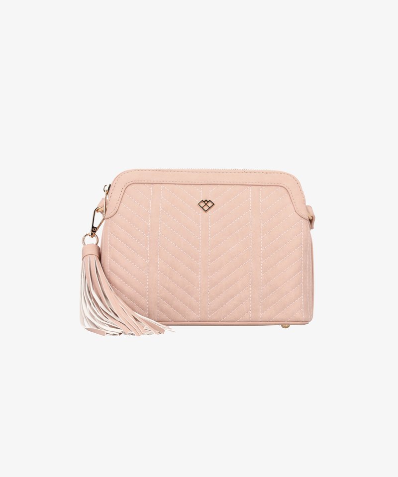 Lyserød quiltet taske med lynlås, der har et guldaccent og en dekorativ kvast. Blød suede-lignende tekstur, rektangulær form.