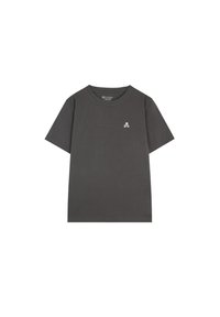 Camiseta de algodón gris oscuro con mangas cortas, escote redondo y un pequeño logo de calavera y huesos cruzados en el lado izquierdo del pecho.