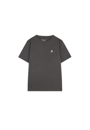Camiseta de algodón gris oscuro con mangas cortas, escote redondo y un pequeño logo de calavera y huesos cruzados en el lado izquierdo del pecho.