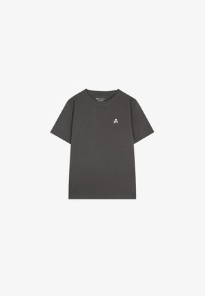 Camiseta de algodón gris oscuro con mangas cortas, escote redondo y un pequeño logo de calavera y huesos cruzados en el lado izquierdo del pecho.