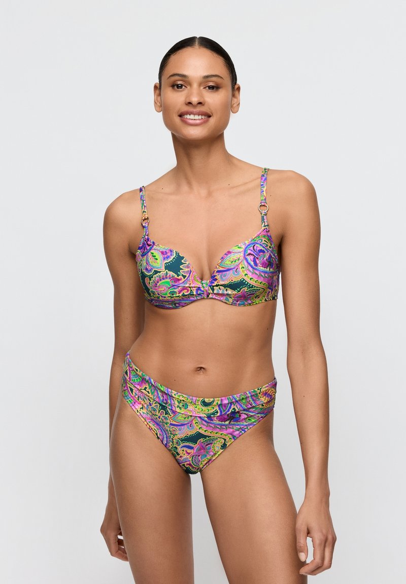 Ensemble bikini multicolore avec un motif cachemire, fabriqué en tissu lisse. Le haut est doté de bretelles réglables et d'un soutien-gorge à armatures.