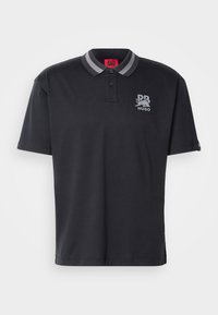 Zwarte poloshirt van katoen met een grijsgestreepte kraag. Voorzien van geborduurd logo op de linker borst en korte mouwen. Klassieke pasvorm.