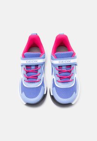 Ζευγάρι παιδικά αθλητικά παπούτσια σε μπλε και ροζ χρώμα με αυτοκόλλητα λουριά και ροζ ελαστικά κορδόνια, με την επωνυμία "GEOX", φαίνονται από ψηλά.