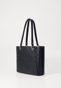 Borsa a spalla nera con motivo in rilievo, due manici corti, dettagli in metallo dorato. Texture liscia, forma rettangolare con un design strutturato.